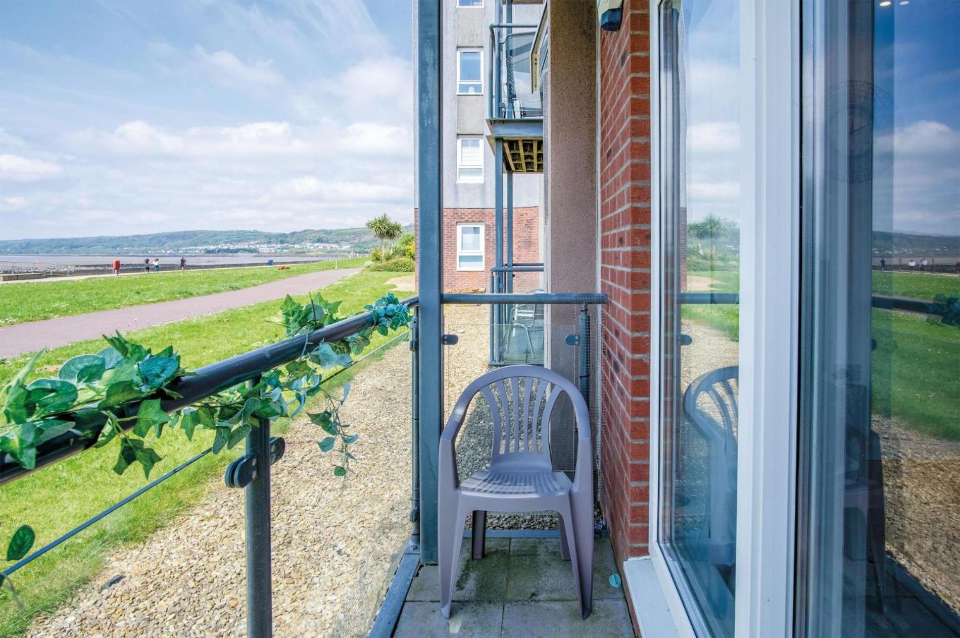 Beach View - 2 Bedroom Apartment - Llanelli Esterno foto