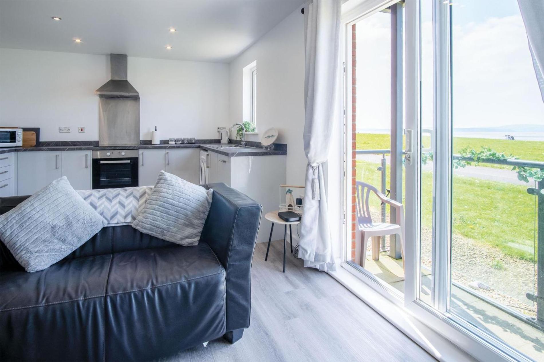 Beach View - 2 Bedroom Apartment - Llanelli Esterno foto