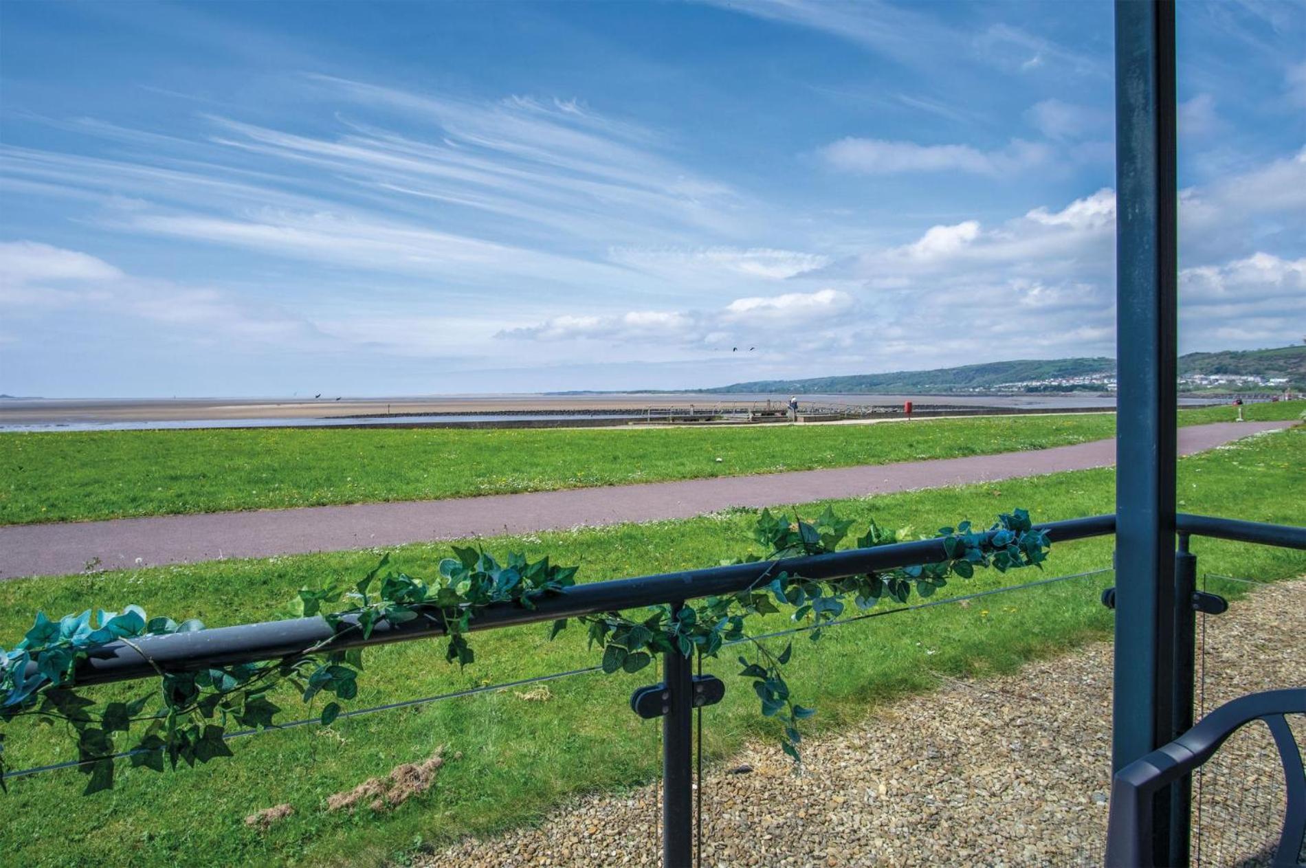 Beach View - 2 Bedroom Apartment - Llanelli Esterno foto