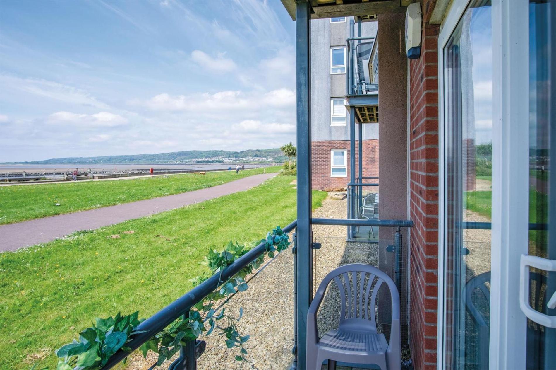 Beach View - 2 Bedroom Apartment - Llanelli Esterno foto